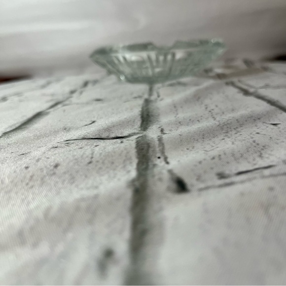 6' Glass ashtray Ornate round pressed glass starburst pattern - Picture 6 of 11